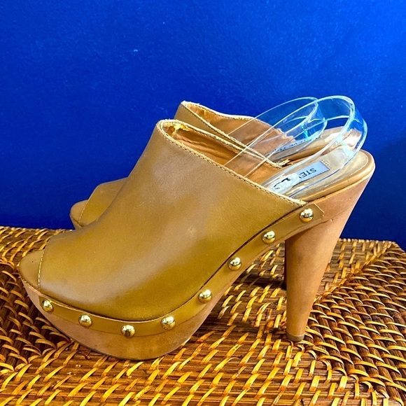 Women’s Steve Madden Daynty Tan Leather Studded Mule Heel Size 8 - Picture 1 of 7